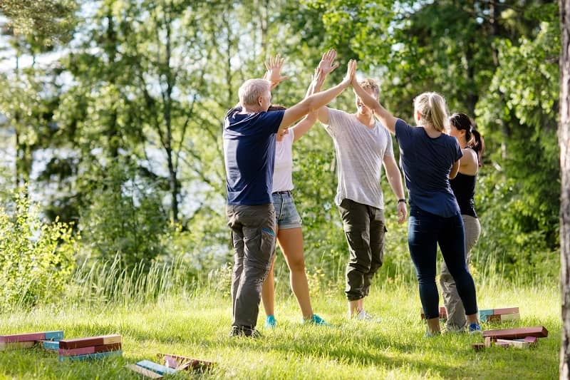 Erlebnispädagogik bei Gruppenreisen im Grünen