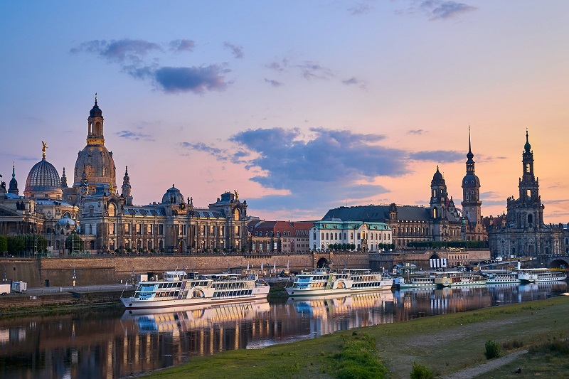 Klassenfahrt Dresden an der Elbe beim Sonnenuntergang