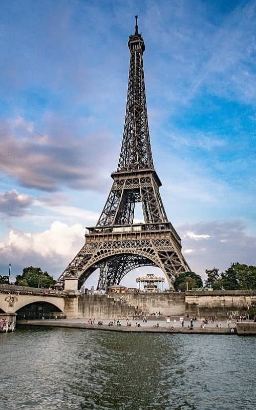 Den Eiffelturm bei einer Klassenreise Europa sehen